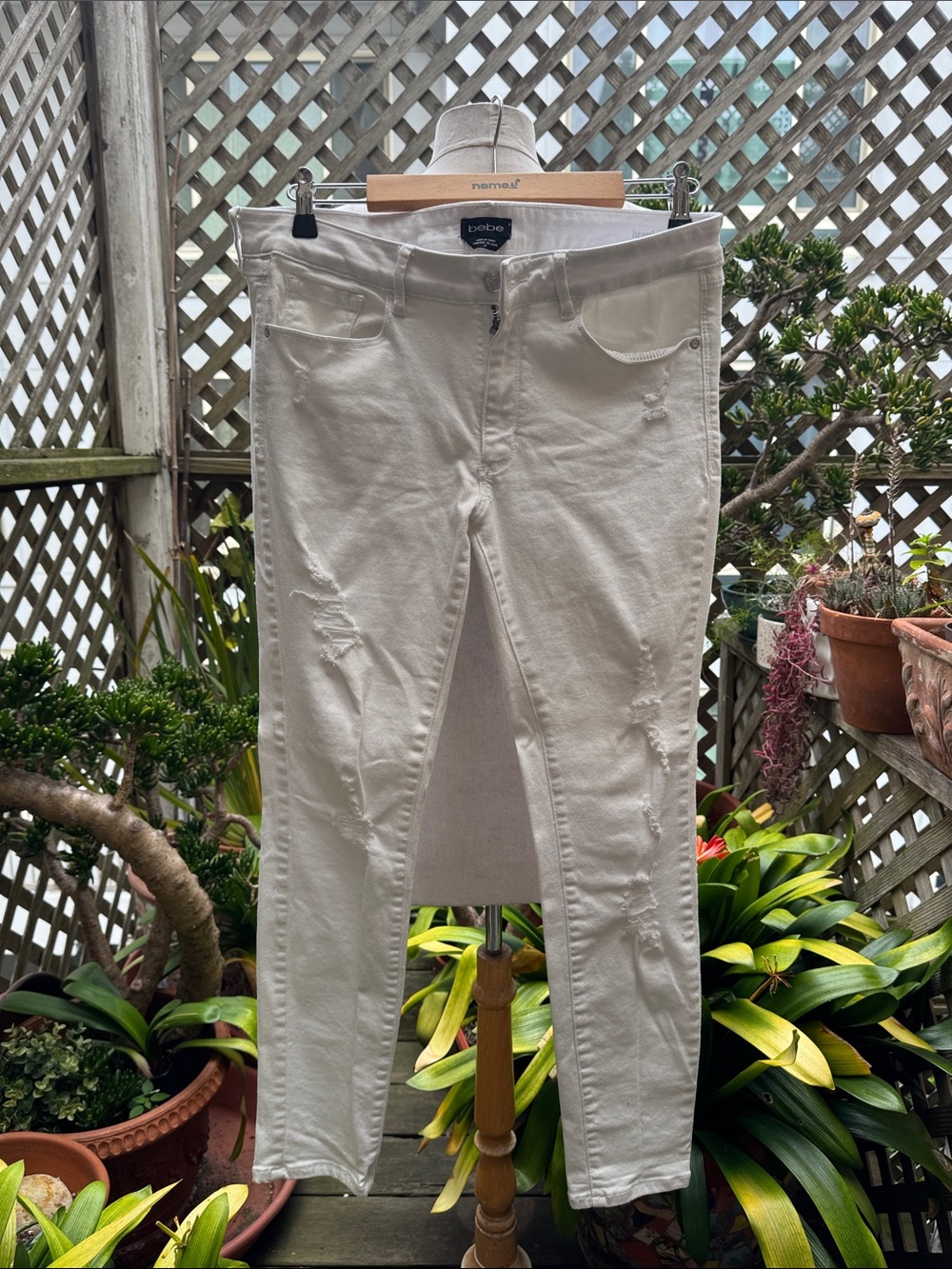 Bebe White Distressed Heartbreaker crop Skinny Jeans. Size 29 VGUC